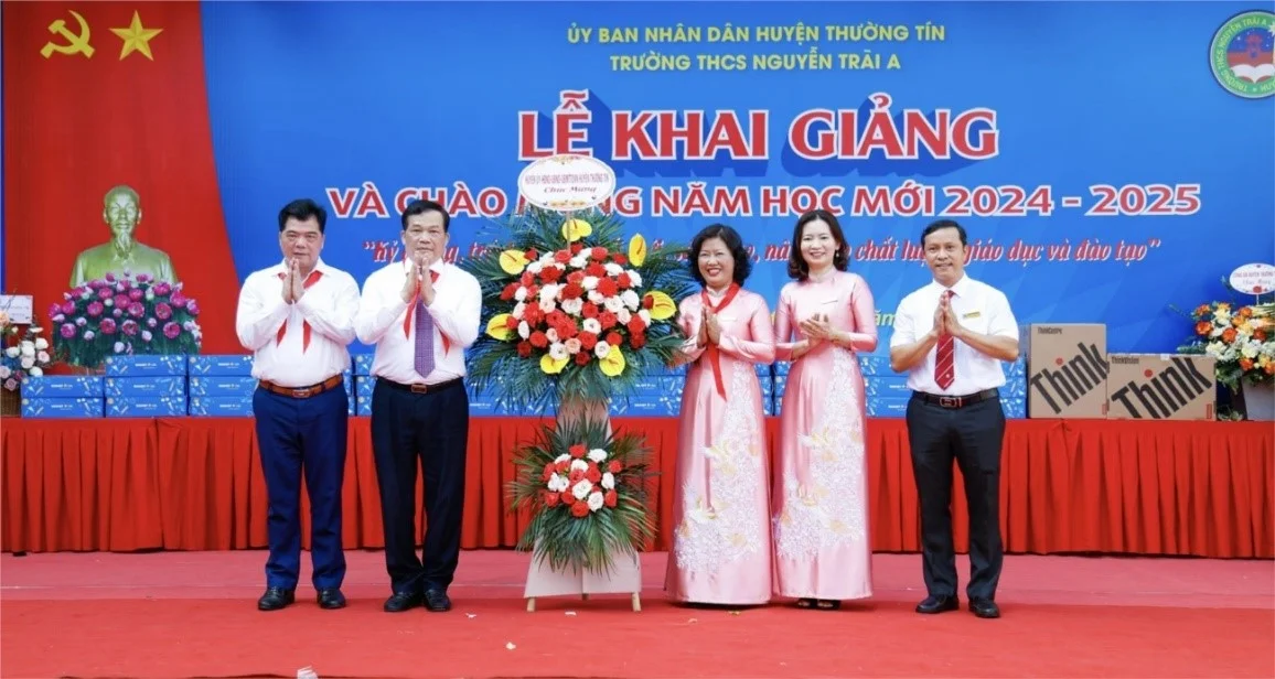 ong-nguyen-tien-minh-thanh-uy-vien-bi-thu-huyen-uy-thuong-tin-tang-hoa-chuc-mung-nha-truong