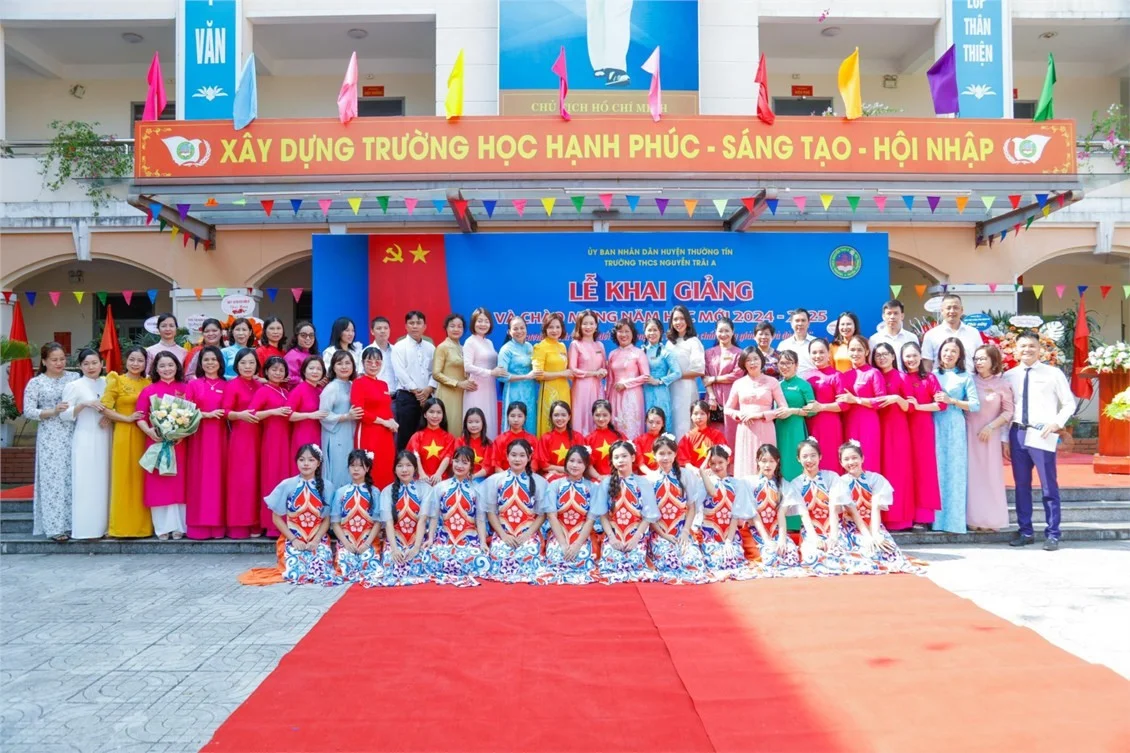 tap-the-can-bo-giao-vien-truong-thcs-nguyen-trai-a-trong-le-khai-giang-nam-hoc-2024-2025