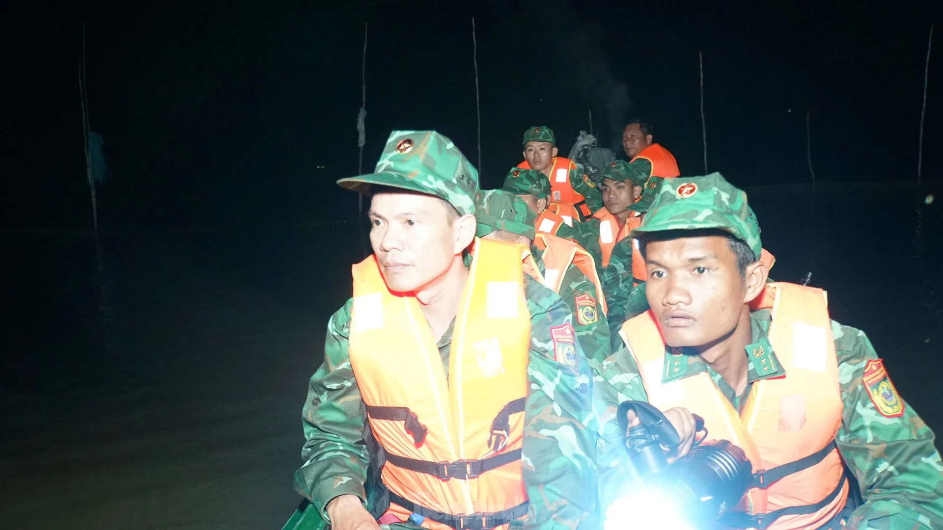 Nửa đêm, trời tối mịt, chiến sĩ đồn biên phòng Vĩnh Nguơn tuần tra, kiểm soát trên biên giới giữa đồng nước mênh mông. Ảnh: Hòa Hội