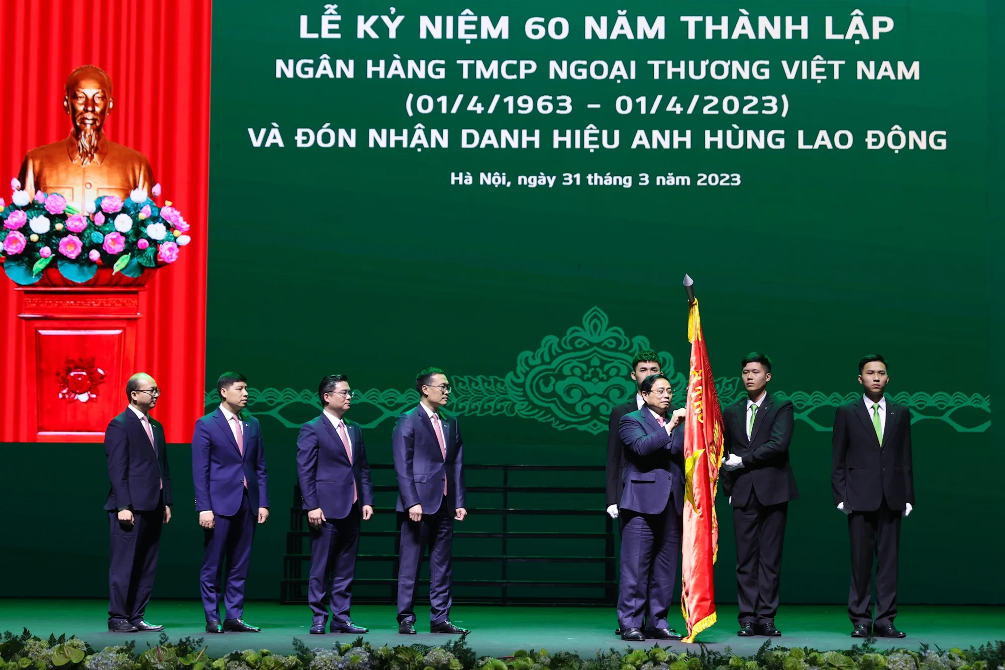 Thay mặt lãnh đạo Đảng và Nhà nước, Thủ tướng Chính phủ Phạm Minh Chính trao tặng ngân hàng Vietcombank danh hiệu Anh hùng Lao động
